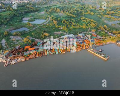 Krankahn und gestapelte Stahlpfähle auf der Baustelle am Fluss für die Tran Hung Dao Bridge am Red River, Hanoi Vietnam. Stockfoto