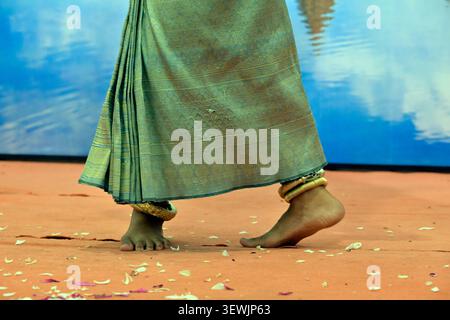 Eine kambodschanische Dame demonstriert ihre Fußarbeit beim traditionellen hinduistischen apsara-Tanz. Stockfoto