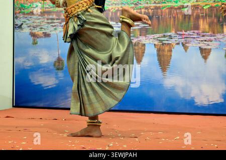 Eine kambodschanische Dame demonstriert ihre Fußarbeit beim traditionellen hinduistischen apsara-Tanz. Stockfoto