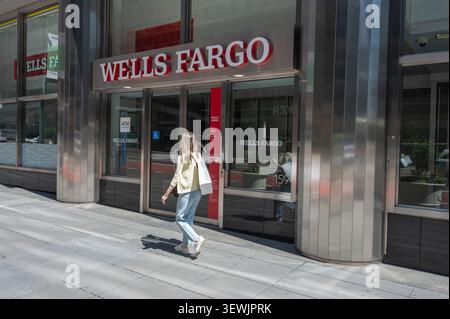 NEW YORK, NEW YORK – 11. MAI: Ein Fußgänger spaziert am 11. Mai 2025 in New York City an einer Bank von Wells Fargo vorbei. Stockfoto
