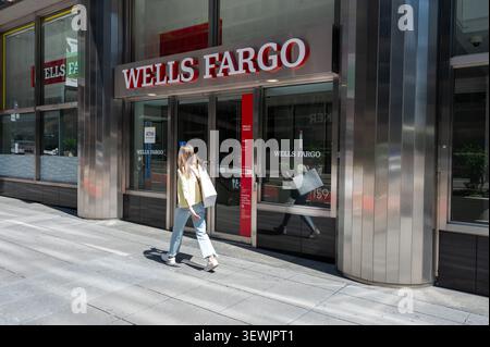 NEW YORK, NEW YORK – 11. MAI: Ein Fußgänger spaziert am 11. Mai 2025 in New York City an einer Bank von Wells Fargo vorbei. Stockfoto