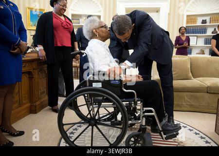 Präsident Barack Obama spricht mit Thelma Maxine Pippen McNair, Mutter von Denise McNair, nachdem er am 24. Mai 2013 die H.R. 360 im Oval Office unterschrieben hatte. Das Gesetz sieht die Verleihung einer Goldmedaille des Kongresses vor, um an das Leben der vier jungen afroamerikanischen Opfer des Bombenanschlags auf die sechzehnte Street Baptist Church in Birmingham, Alabama, im September 1963 zu erinnern. (Offizielles Foto des Weißen Hauses von Pete Souza) dieses offizielle Foto des Weißen Hauses wird nur für die Veröffentlichung durch Nachrichtenorganisationen und/oder für den persönlichen Gebrauch durch den/die Gegenstand(e) des Fotos zur Verfügung gestellt Stockfoto