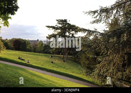 Parc des Buttes-Chaumont, ein öffentlicher Park im 19. Arrondissement von Paris, Frankreich. Stockfoto