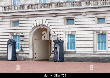 Die königliche Garde steht im Buckingham Palace in London Stockfoto