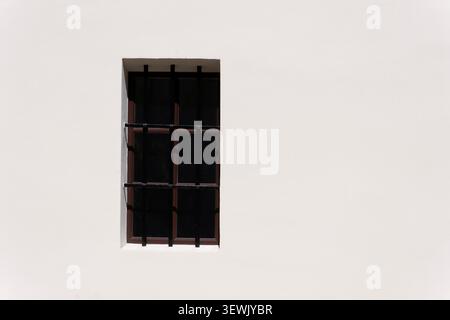 Ein klassisches Fenster mit dekorativen Balken in der weißen Wand. Krakau. Polen Stockfoto