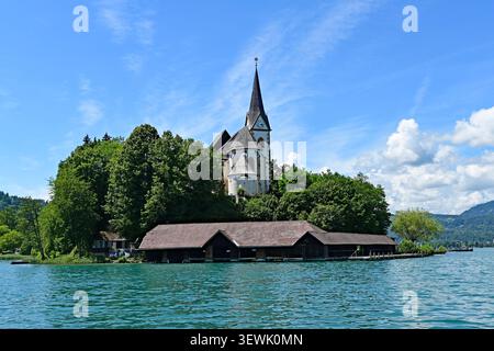 Klagenfurt, Österreich - 15.06.2026: Pfarrkirche Maria Worth am Worthersee bei Klagenfurt, Österreich am sonnigen Sommernachmittag. Stockfoto