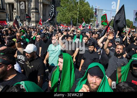 Berlin, Berlin, Deutschland. Juni 2026. Die Teilnehmer marschieren mit erhobenen Händen während der jährlichen Ashura-Prozession vor dem Berliner Dom am Samstag, den 27. Juni 2026. Die Prozession erinnert an das Martyrium von Imam Hussein und beinhaltet religiöse Banner, schwarze Trauerflaggen und Porträts iranischer Religionsfiguren. (Kreditbild: © Michael Kuenne/PRESSCOV via ZUMA Press Wire) NUR REDAKTIONELLE VERWENDUNG! Nicht für kommerzielle ZWECKE! Quelle: ZUMA Press, Inc./Alamy Live News Stockfoto
