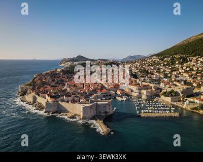 Ein weitläufiger Blick aus der Luft fängt die historische ummauerte Stadt Dubrovnik, Kroatien, mit ihren Terrakotta-Dächern und alten Befestigungsanlagen ein Stockfoto