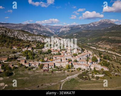Eine weite Aufnahme aus der Luft zeigt das malerische Dorf Moustiers-Sainte-Marie, Frankreich, mit seinen traditionellen Steinbauten und Terrakottadächern Stockfoto