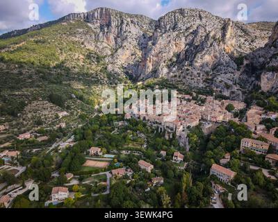 Eine weite Aufnahme aus der Luft zeigt das malerische Dorf Moustiers-Sainte-Marie in der Provence, Frankreich, mit seinen Terrakottadächern und pastellfarbenen Gebäuden Stockfoto