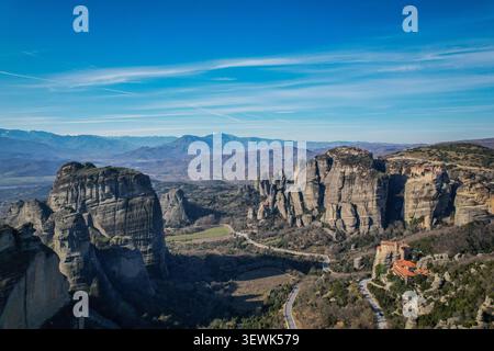Ein Panoramablick aus der Vogelperspektive fängt die dramatische Landschaft von Meteora in Griechenland mit mehreren historischen Klöstern ein, die auf dem riesigen natürlichen Sandstein pi errichtet wurden Stockfoto