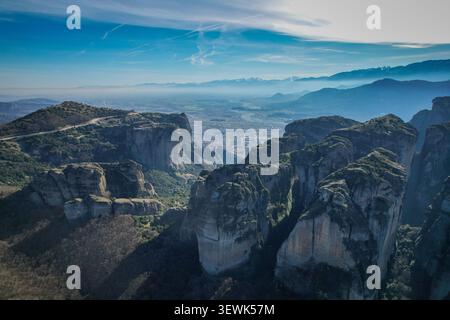 Ein Blick aus der Vogelperspektive zeigt die hoch aufragenden Sandsteinfelssäulen und Formationen von Meteora, einem UNESCO-Weltkulturerbe in Zentralgriechenland. Das weitreichende Stockfoto