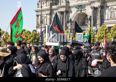 Berlin, Deutschland. Juni 2026. Die Teilnehmer marschieren in schwarzer Kleidung während der jährlichen Ashura-Prozession in der Nähe des Berliner Doms am Samstag, den 27. Juni 2026. Die Prozession gedenkt an Ashura, eine der heiligsten Termine im schiitischen Islam zu Ehren von Imam Hussein. (Foto: Michael Kuenne/PRESSCOV/SIPA USA) Credit: SIPA USA/Alamy Live News Stockfoto