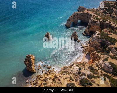 Der Luftrahmen fängt die Klippen der Ponta da Piedade, natürliche Bögen, Meeresberge und einen abgeschiedenen Sandstrand an der Algarve ein. Diese Gemeinkosten Stockfoto