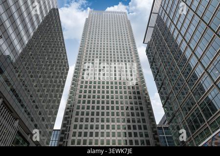 Flacher Blick auf den One Canada Square in Canary Wharf London Stockfoto