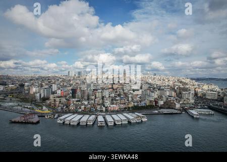 Ein Panoramablick aus der Luft fängt Istanbuls Stadtlandschaft ein, zeigt den Wasserweg des Goldenen Horns, die Boote und die Gebäude, mit dem Galatenturm im Th Stockfoto