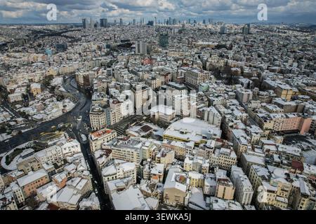 TÜRKEI, ISTANBUL - 23. Januar 2022: Ein Weitwinkelblick aus der Luft fängt die weitläufige Stadt Istanbul mit ihren schneebedeckten Dächern und einer gewundenen Windung ein Stockfoto