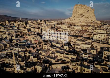Eine Weitwinkelaufnahme aus der Luft erfasst die Burg Uchisar und die Stadt Uchisar in Kappadokien, Türkei. Diese historische Region ist bekannt für ihre einzigartige „Fee c Stockfoto