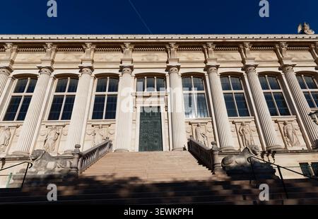 Große neoklassizistische Fassade des Palais de Justice in Paris mit monumentalen korinthischen Säulen und allegorischen Karyatidenfiguren. Stockfoto