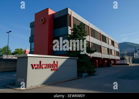 Balerna, Tessin, Schweiz - 17. Juni 2026: Außenansicht des Hauptsitzes von Valcambi SA und des Eingangs der Goldraffinerie. Das rote Valcambi Suisse Logo Stockfoto