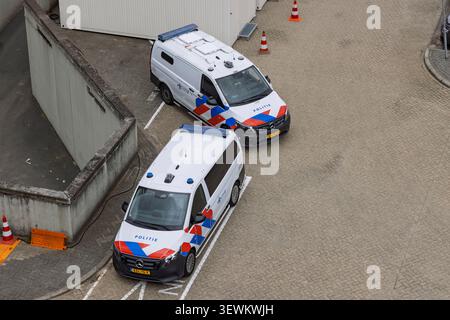 Eindhoven, Niederlande, 13. Juni 2026. Hochwinkelansicht zweier offizieller Mercedes-Benz-Transporter der niederländischen Polizei, die vor einer Polizeiwache auf Kopfsteinpflaster geparkt sind Stockfoto