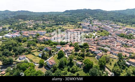 Allariz Stadt in Galicien, Spanien, mit traditioneller Architektur, historischen Gebäuden und grünen Hügeln unter blauem Himmel Stockfoto