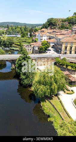 Die historische Stadt Allariz bietet eine wunderschöne Kulisse mit der mittelalterlichen Arnado-Brücke über den ruhigen Fluss Arnoia in Galicien, Spanien Stockfoto
