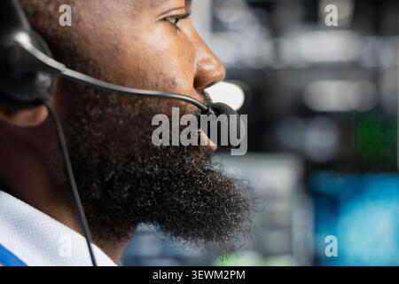 Das Engineering-Team verwendet ein Audio-Headset in einem Rechenzentrum, um Geräte zu überwachen, Workflows zu verwalten und eine zuverlässige Infrastruktur zu unterstützen. Stockfoto