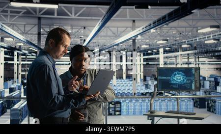 Das Engineering-Team von Rechenzentren nutzt Deep Learning-Tools auf einem digitalen Gerät in einem Serverraum, um KI-Vorgänge und Systemeffizienz zu verbessern. Stockfoto