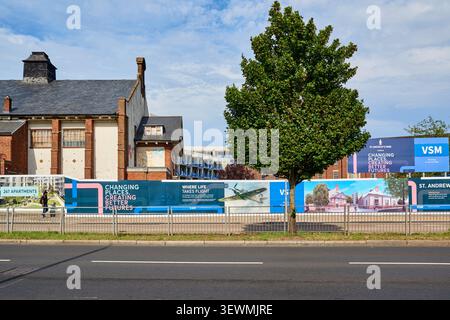 Wohnsiedlung im St Andrew's Park und stillgelegtes ehemaliges Kinogebäude an der Hillingdon Road, Uxbridge, Greater London, Großbritannien Stockfoto