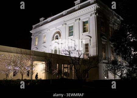Präsident Barack Obama spaziert entlang der Kolonnade des Weißen Hauses, 12. Dezember 2012. (Offizielles Foto des Weißen Hauses von Pete Souza) dieses offizielle Foto des Weißen Hauses wird nur für die Veröffentlichung durch Nachrichtenorganisationen und/oder für den persönlichen Gebrauch durch den/die Gegenstand(e) des Fotos zur Verfügung gestellt. Das Foto darf in keiner Weise manipuliert und nicht in kommerziellen oder politischen Materialien, Werbung, E-Mails, Produkten oder Werbeaktionen verwendet werden, die auf irgendeine Weise eine Genehmigung oder Billigung des Präsidenten, der ersten Familie oder des Weißen Hauses vermuten lassen. Stockfoto