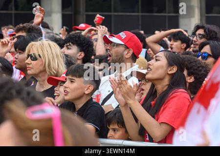 Toronto, ON, Kanada - 24. Juni 2026: Eine Gruppe von Fußballfans jubelt begeistert, während sie eine Live-Übertragung bei Nathan Phillips S anschauen Stockfoto