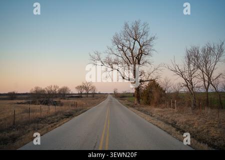 Eine Landstraße im Winter in der Nähe von Commerce, Oklahoma Stockfoto
