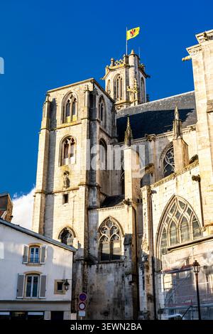 Detaillierte Ansicht der gotischen Architektur und Türme der Stiftskirche Saint Gengoult unter einem klaren blauen Himmel in Toul, Meurthe et Moselle, Frankreich Stockfoto