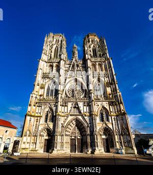 Blick auf die atemberaubende gotische Architektur und die Doppeltürme der St. Stephan Kathedrale vor einem klaren blauen Himmel in Toul, Frankreich. Stockfoto