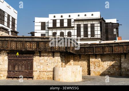 Traditionelle Korallensteingebäude mit dekorativen Mashrabiya-Fenstern im historischen Yanbu-Viertel Saudi-Arabiens. Stockfoto