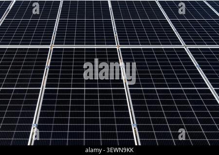 Nahaufnahme einer Solarpaneel-Installation an einem hellen sonnigen Tag, die die Photovoltaik-Module hervorhebt und Technologien und e für erneuerbare Energien zeigt Stockfoto