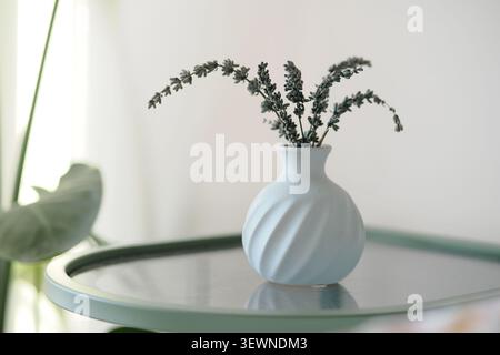 Lavendel in einer einfachen Vase auf einem kleinen Tisch Stockfoto
