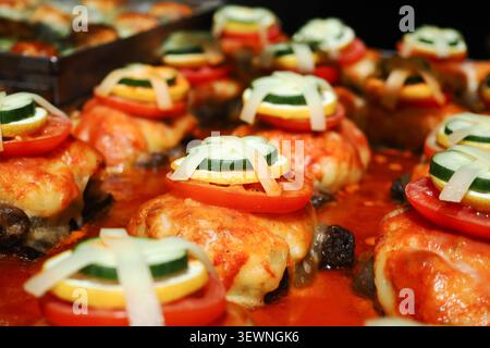 Türkische Fleischbällchen werden mit einer herzhaften Schicht aus Kartoffelpüree und geschmolzenem Käse belegt. Stockfoto