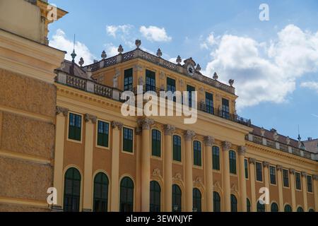 Die ikonische gelbe Fassade des Schlosses Schönbrunn zeigt prunkvolle barocke Architektur, historische Pracht und strukturelle Eleganz unter einem hellen Sommer Stockfoto