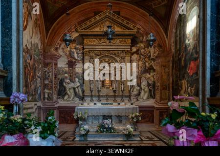 Reliquien der Heiligen Katharina in einer Nische der Basilica di San Domenico (Basilica Cateriniana), gotische Kirche in Siena, Italien Stockfoto