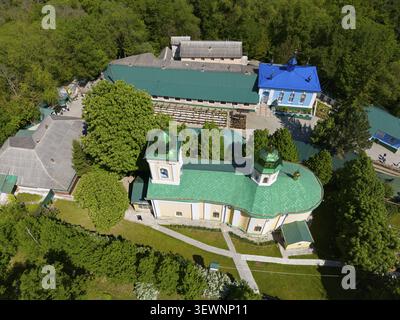 Orthodoxes Kloster mit grünen und blauen Dächern in friedlicher Landschaft, Blick aus der Vogelperspektive, Saharna-Kloster, Dreifaltigkeitskloster, Mol-Kloster Stockfoto
