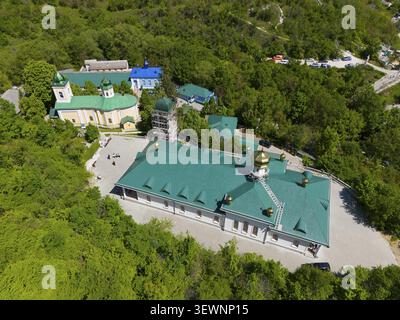 Aus der Vogelperspektive eines Klosters mit grünen Dächern in natürlicher Umgebung, Luftaufnahme, Saharna-Kloster, Dreifaltigkeitskloster, Kloster Th Stockfoto