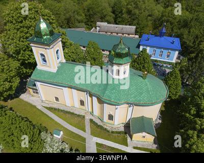 Orthodoxes Kloster mit einem grünen Dach in einer ländlichen, bewaldeten Umgebung, Blick aus der Vogelperspektive, Saharna-Kloster, Heilige Dreifaltigkeitskloster, Kloster des moldauischen Ortes Stockfoto