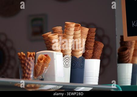 Waffel-Eisbecher und -rollen, die in einer Konditorei in Budapest, Ungarn, ausgestellt sind Stockfoto