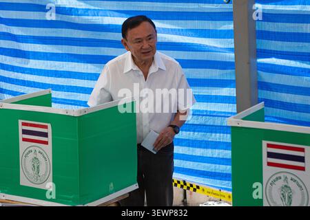 Der ehemalige Premierminister Thaksin Shinawatra gab seine Stimme bei der Wahl des Gouverneurs in Bangkok am 28. Juni 2026 in einem Wahlhaus im Bezirk Bang Phlat in Bangkok ab. Dies ist seine erste Wahl seit 17 Jahren nach einem langen Auslandsexil. (Foto: Teera Noisakran/SIPA USA) Credit: SIPA USA/Alamy Live News Stockfoto