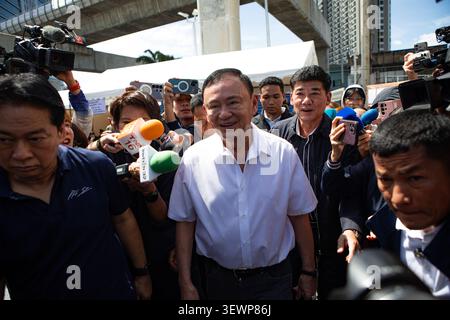 Der ehemalige Premierminister Thaksin Shinawatra gab seine Stimme bei der Wahl des Gouverneurs in Bangkok am 28. Juni 2026 in einem Wahlhaus im Bezirk Bang Phlat in Bangkok ab. Dies ist seine erste Wahl seit 17 Jahren nach einem langen Auslandsexil. (Foto: Teera Noisakran/SIPA USA) Credit: SIPA USA/Alamy Live News Stockfoto