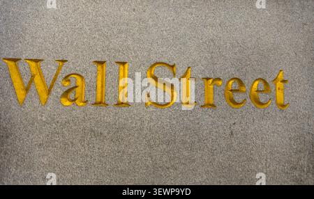 Nahaufnahme der legendären Wall Street Inschrift in goldenen Buchstaben auf einer Granitoberfläche, die globale Finanzen, Investitionen, Kapitalmärkte, Stockfoto