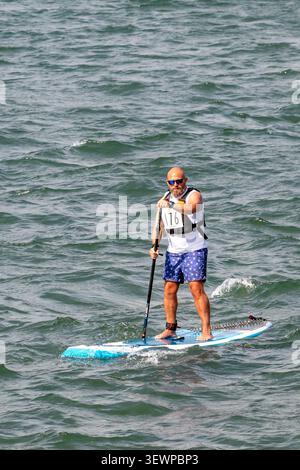 Torquay, Großbritannien. Juni 2026. Die Teilnehmer paddeln von Torre Abbey Sands während des SUP1000 Events beim SUPER Festival in Torquay. Über 200 Stand-Up-Paddleboarder gingen aufs Wasser, um einen neuen Weltrekord für das größte gleichzeitige SUP-Treffen zu schaffen. Starke Winde sorgten trotz des sonnigen Wetters für schwierige Bedingungen. Autor: Thomas Faull/Alamy Live News Stockfoto