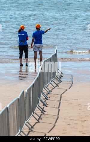 Torquay, Großbritannien. Juni 2026. Die Teilnehmer paddeln von Torre Abbey Sands während des SUP1000 Events beim SUPER Festival in Torquay. Über 200 Stand-Up-Paddleboarder gingen aufs Wasser, um einen neuen Weltrekord für das größte gleichzeitige SUP-Treffen zu schaffen. Starke Winde sorgten trotz des sonnigen Wetters für schwierige Bedingungen. Autor: Thomas Faull/Alamy Live News Stockfoto